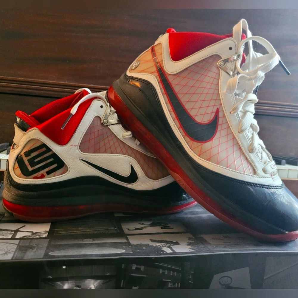 Air Max Nike Lebron James VII size 9.5 Black, Red, White high top sneakers